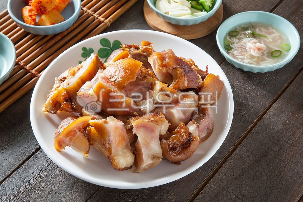 pepper,market food,Pigs Feet,Bossam,pork,pig,Jokbal Bossam,mini people,Korean food,mini pigs feet,cooking,Seasoned pigs feet,Bossam Jokbal,garlic,Pork feet,spicy pigs feet,Bossam Boiled Pork,restaurant,salted shrimp,food,market,traditional market,meat,tra
