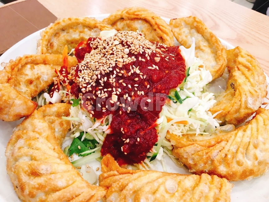 비빔만두,만두,고추장양념,음식,양념,비빔,군만두,군침,바삭