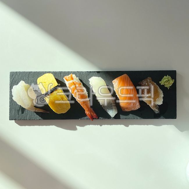 Sushi,sushi,assorted sushi,assorted sushi set,shrimp sushi,raw shrimp sushi,salmon sushi,Japanese food,plating,plate,delivery food,delivery