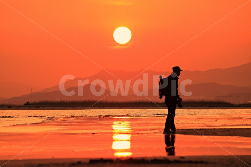 다대포,실루엣,일몰,역광,바다,자연,풍경,nature,landscape,해변,바다,beach,sea,사람,인물,인간,human,person,인물실루엣,사람실루엣,character silhouette,human silhouette,사진작가,포토그래퍼,photographer,고독함,외로움,쓸쓸함,우울함,슬픔,lonely,solitary,silhouette
