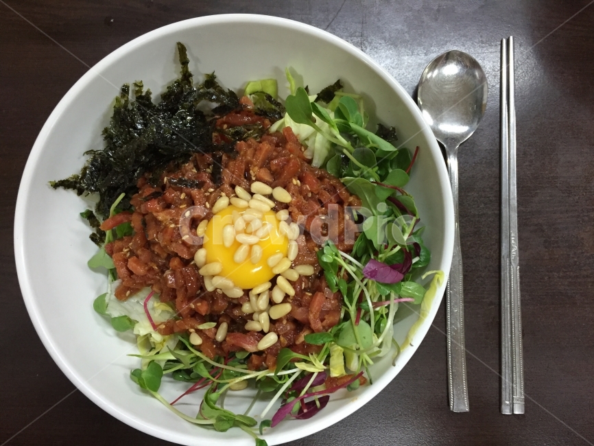 육회비빔밥,육회,점심,저녁,식사,음식,먹방,비빔밥,한국전통,한국문화,korean traditional,korean culture,음식,식재료,요리,food,cook,meal,dishes,food reserves,한식,한국음식,한국요리,korean food,korean dishes,korean meal,korean cook