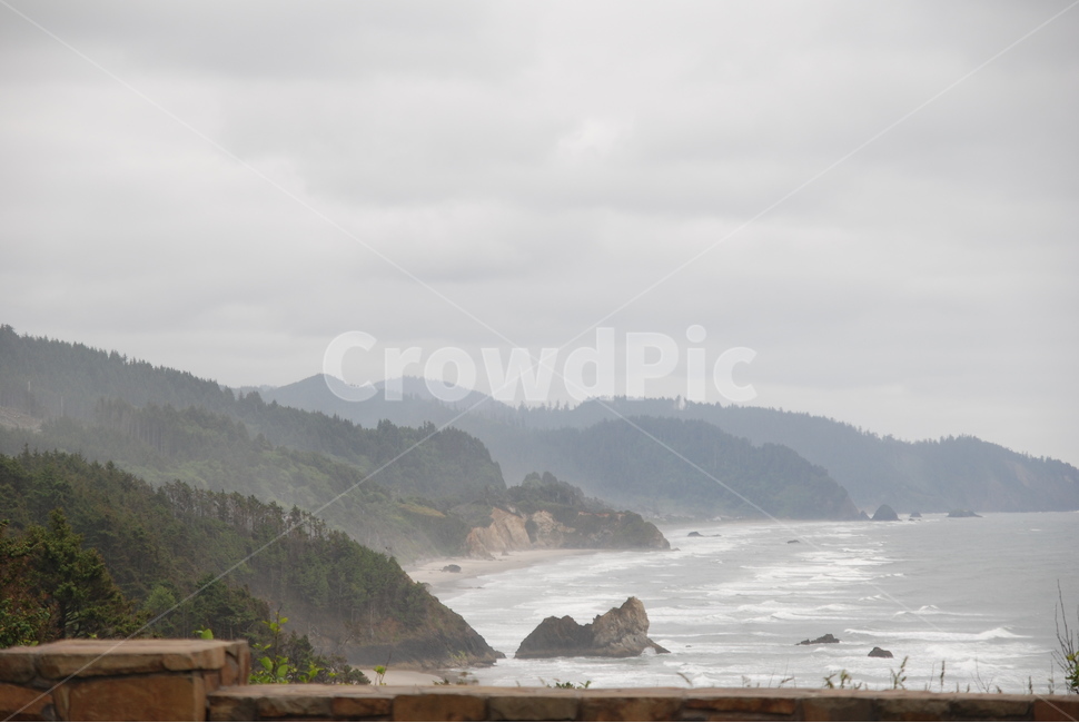 자연,풍경,해변,파도,산,난간,먼산,첩첩산중,하늘,먹구름,promontory,nature,view,ocean,wave,mountain,rail,handrail,guardrail,sky,흐린,cloudy,cloud,downcast,자연,풍경,nature,landscape,곶