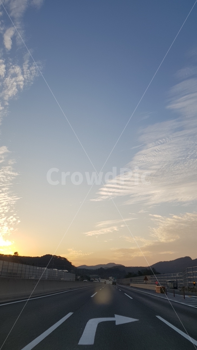 sky,cloud,road name,highway,turn right,Sky of Autumn