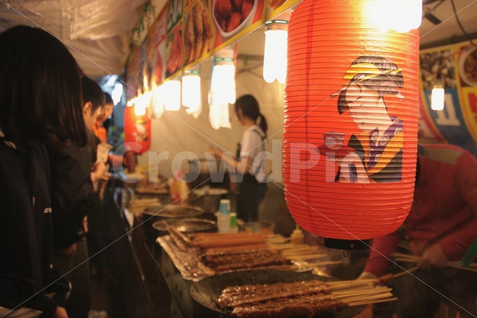 야시장,축제,노점,전통,포장마차,culture,festival,닭꼬치,꼬치,가판,가판대,노점가판,노점가판대,범인,붉은색,시장,마트,마켓,market,mart,market place,사람,인물,인간,human,person