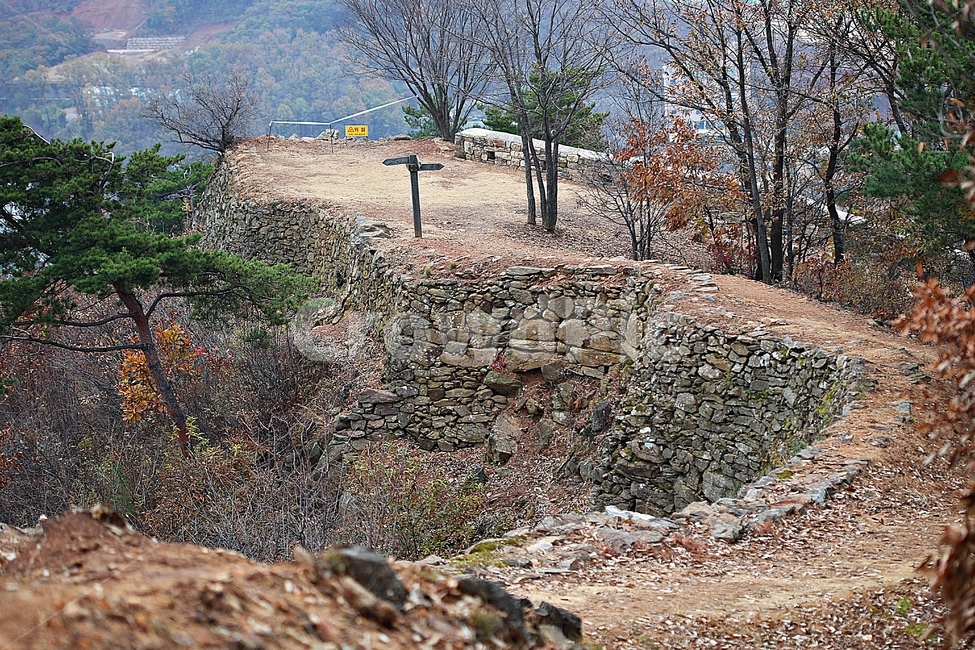 전등사,성,성곽,산성,둘레길,길,숲,숲길,담,돌담,가을,자연,풍경,벽,방어벽,낙엽,단풍,가을,계절,fall,autumn,season,자연,풍경,nature,landscape
