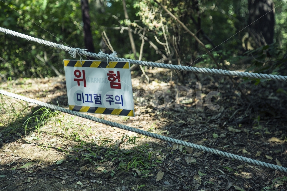 위험,주의,미끄럼주의,WARNING,danger,등산,산길,숲,가을,계절,안전,안전지대