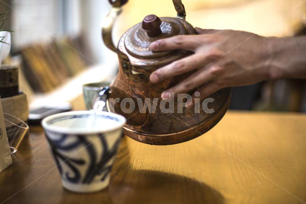 주전자,물,물컵,엔틱,식당,손,차,사람,인물,인간,human,person,신체일부,몸,body,음료수,drink,beverage