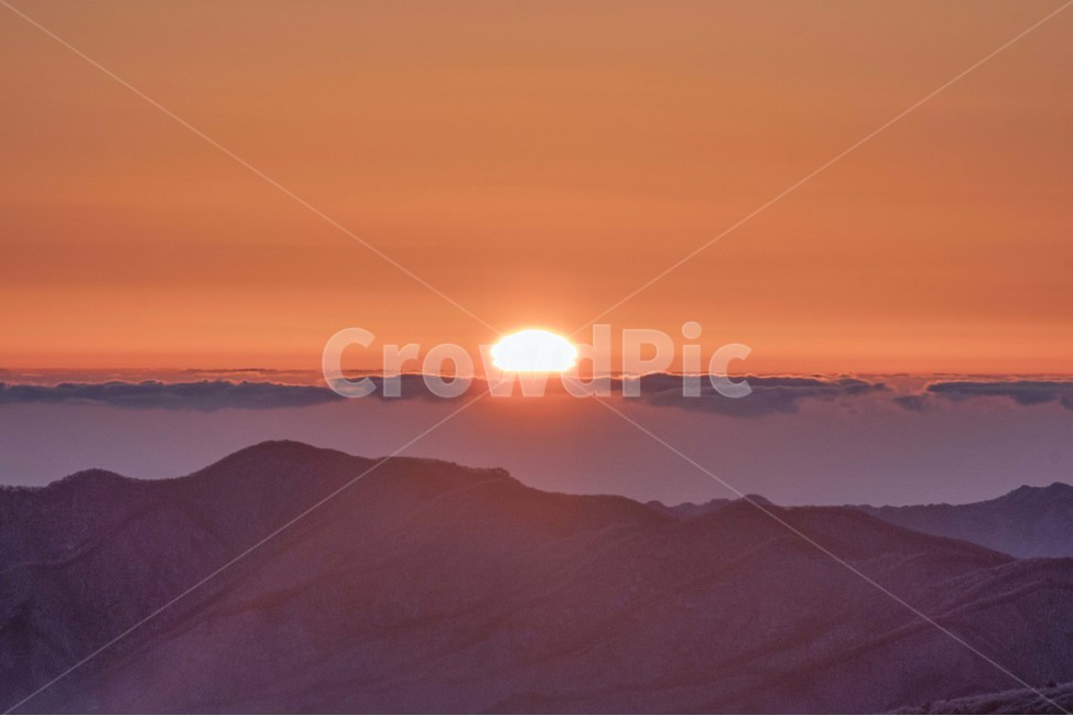 일출,산,하늘,태백산,아침,풍경,자연,풍경,nature,landscape,outdoors,옥외,sky,dusk,황혼,sunset,일몰,red sky,붉은 하늘,dawn,새벽