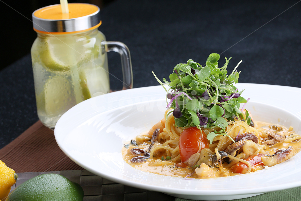 cream pasta,seafood dish,lunch,tableware,spaghetti,recipe,plate,sauce,tomato,vegetable,Spaghetti,cookbook,flour,pasta,seafood spaghetti,ingredients,cooking,seafood,noodle dish,sprout,noodles,cook,food photography,cuisine,squid dish,dinner,food,meal,sprout