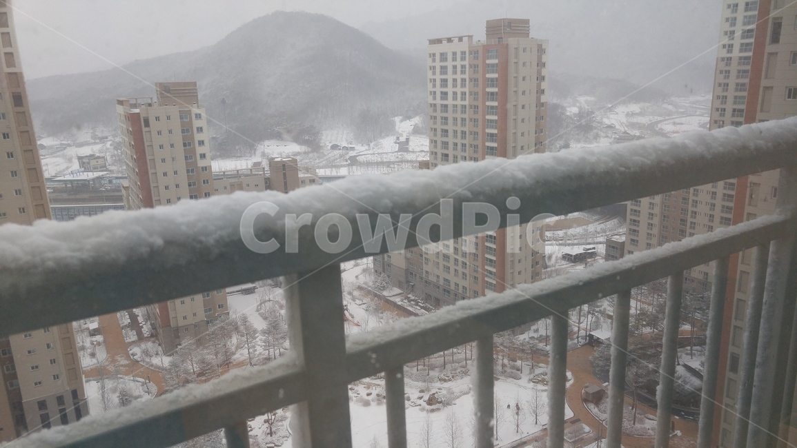눈,설경,아파트,배란다,발코니,고층,불암산,조망,겨울,폭설,handrail,난간,banister,railing,nature,자연