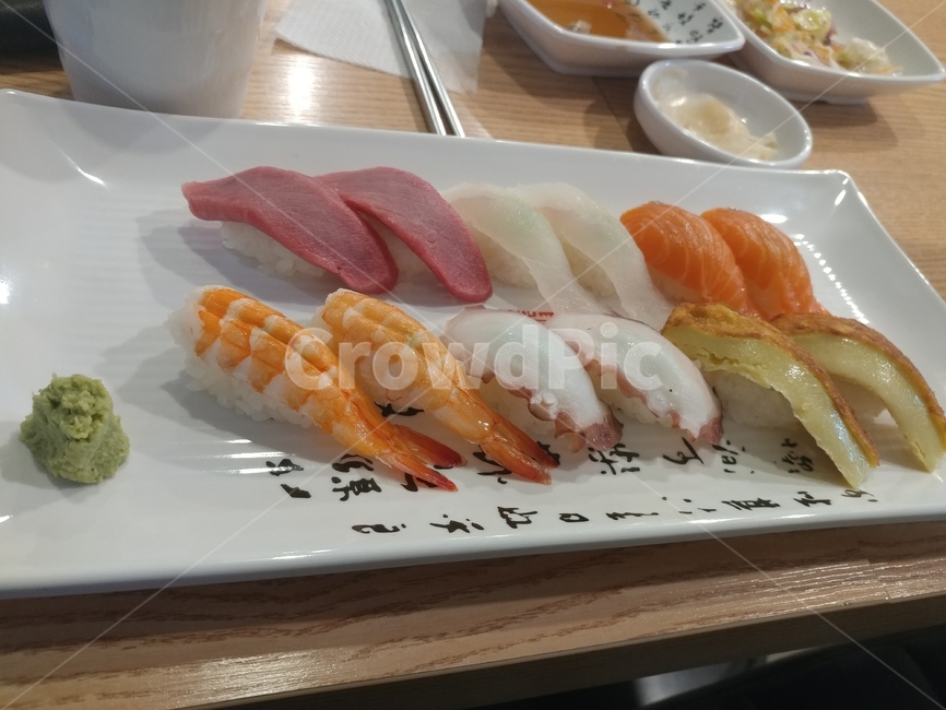 스시,모둠초밥,참치초밥,연어초밥,문어초밥,광어초밥,고추냉이,음식,식재료,요리,food,cook,meal,dishes,food reserves,일식,일본음식,일본요리,Japanese food,Japanese dishes,Japanese meal,Japanese cook