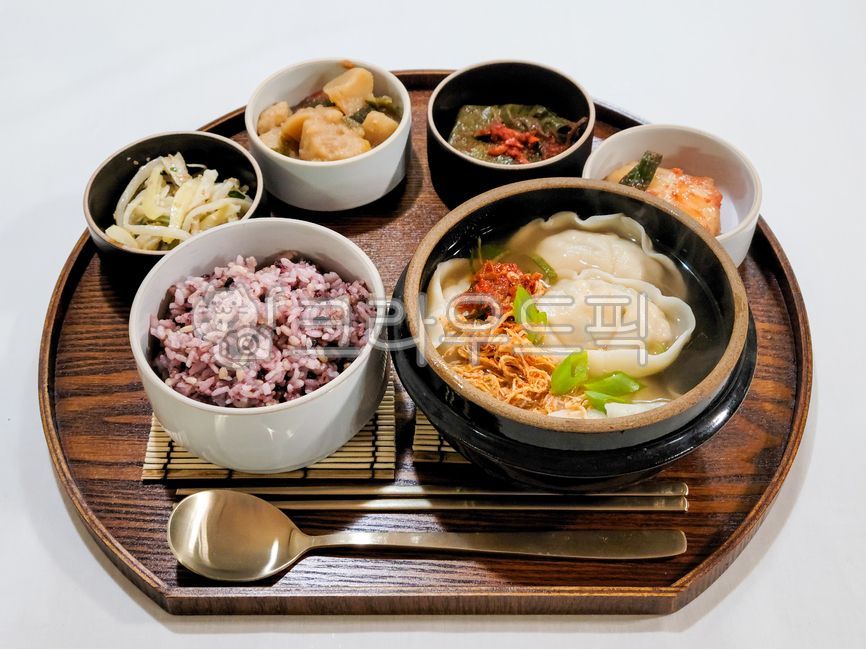 dumpling,Korean cuisine,holiday food,dumpling soup,Korean,food,meal,koreancook,dish,Korean food,traditional food,Lunar New Year food,koreanfood,koreanmael