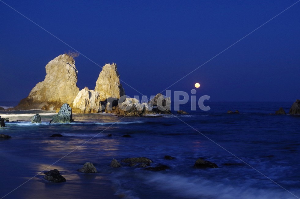 정월대보름,월출,추암,동해,풍경,자연,풍경,nature,landscape,한국자연풍경,한국자연경관,korea nature landscape,ocean,대양,sea,바다,outdoors,옥외,water,물,shoreline,해안선,promontory,곶,coast,연안