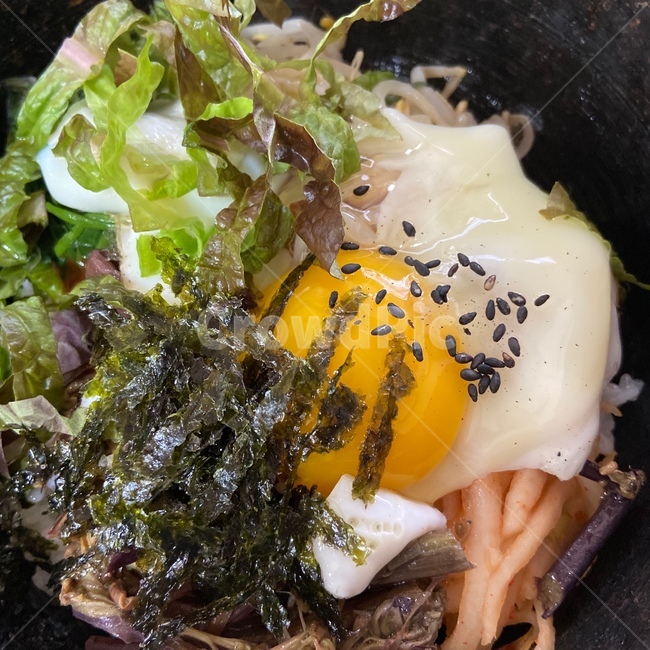 돌솥비빔밥,상추,계란후라이,돌솥,비빔밥