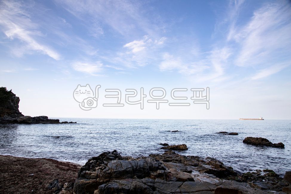 바다,감추해수욕장,감추,해안,하늘,구름,수평선,선박,배,상선,바위,파도,동해안,동해바다,풍경,배경