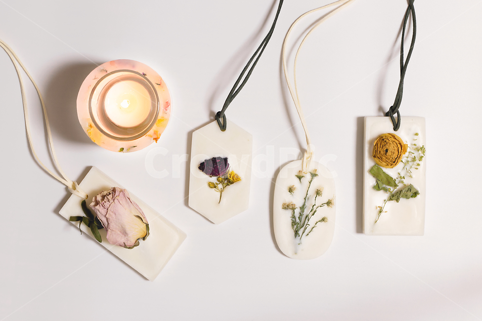 향초,왁스타블렛,왁스타블렛,인테리어소품,소품,향기,scentedcandle,waxtablet,fragrant,aromatic,드라이플라워,driedflowers,driedflower,dryflower,dryflowers,꽃,flower,flowers,흰색,하얀색,white,사물,물건,오브젝트,thing,object,matter