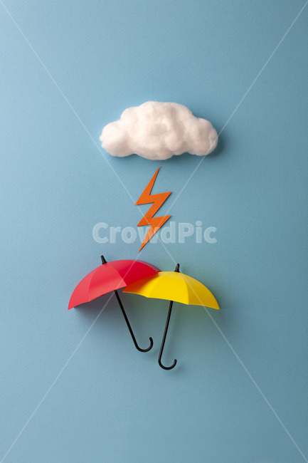 구름,뭉게구름,하늘,스카이,파란색,블루,파랑,흰색,화이트,솜,흰구름,날씨,아이디어,컨셉,유니크,여백,핸드메이드,솜뭉치,스카이블루,백그라운드,코튼,비,빗방울,장맛비,장마,여름,비구름,먹구름,번개,천둥,오렌지색,주황색,뇌우,기후,폭풍,폭풍우,기상,우산,레드,빨강,엄브렐라,노랑,노란색,옐로우,배경,오브젝트