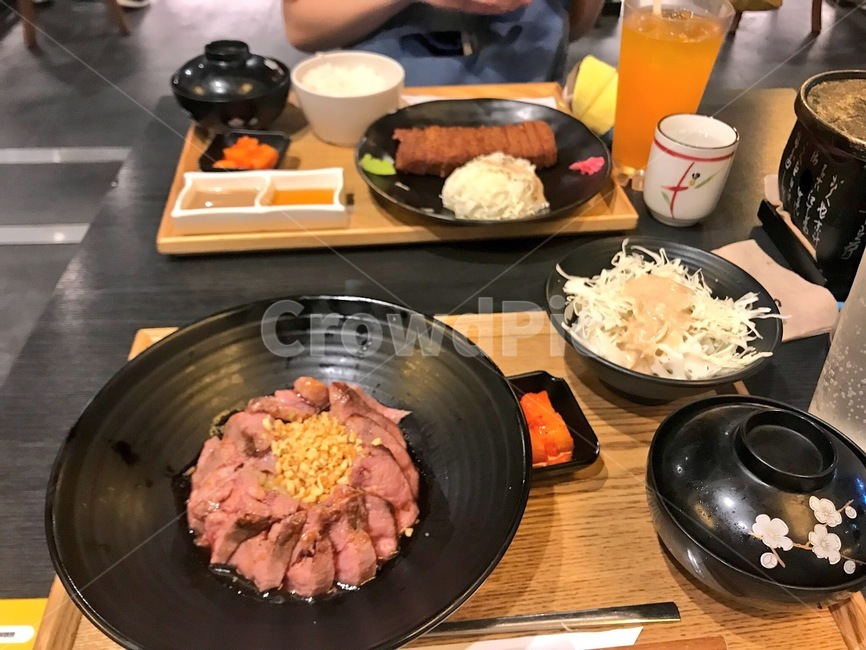 스테이크덮밥,스테키동,소고기,식당,식사,스테이크,덮밥,고기,생고기,식탁,샐러드,개인화로,화로,상차림,깍두기,음료수,밥,밥그릇,물컵,규카츠,소스,steak,beef,meat,restaurant,dine,table,salad,brazier,tablesetting,setting,kimchi,drink,beverage,rice,ricebowl,bowl,cup,gyukatsu,sauce