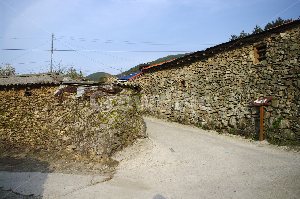 청산도,돌담길,돌담,집,길,하늘,골목길,alley,road,도로,gravel,자갈,dirt road,흙길