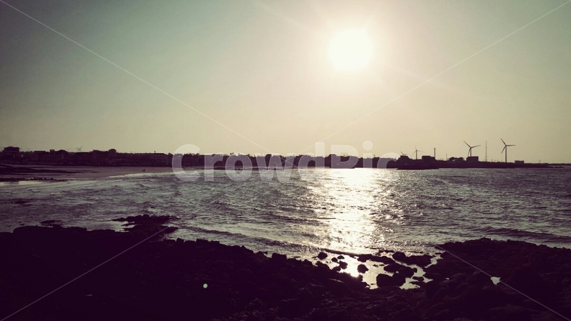 제주도,제주여행,여행,바다,4월,월정리,월정리해변,세화바다,세화해변,해변,해수욕장,겨울바다,봄바다,봄,파도,에매랄드,백사장,모래,하늘,수평선,지평선,자연,풍경,nature,landscape,beach,sea,풍력발전,노을,일몰,역광사진,sunset,선셋,자연,풍경,nature,landscape,한국자연풍경,한국자연경관,korea nature landscape,해변,바다,beach,sea,제주도,jeju,jeju island,흑백,모노톤,monochrome,black and white,outdoors,옥외,sunlight,햇빛,flare,플레어,light,빛