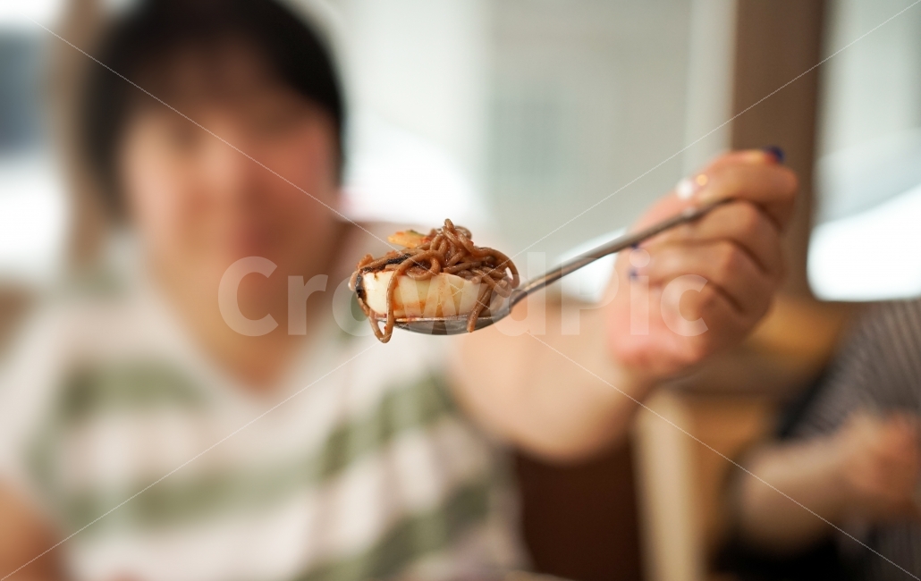 	막국수,연출,음식,푸드,국수,면요리,매콤,새콤,먹방,식사,먹거리,면,별미,요리,식당,사람,인물,인간,human,person,신체일부,몸,body,음식,식재료,요리,food,cook,meal,dishes,food reserves,면류,면요리,noodles,한식,한국음식,한국요리,korean food,korean dishes,korean meal,korean cook,연출,컨셉,콘셉,direction,concept