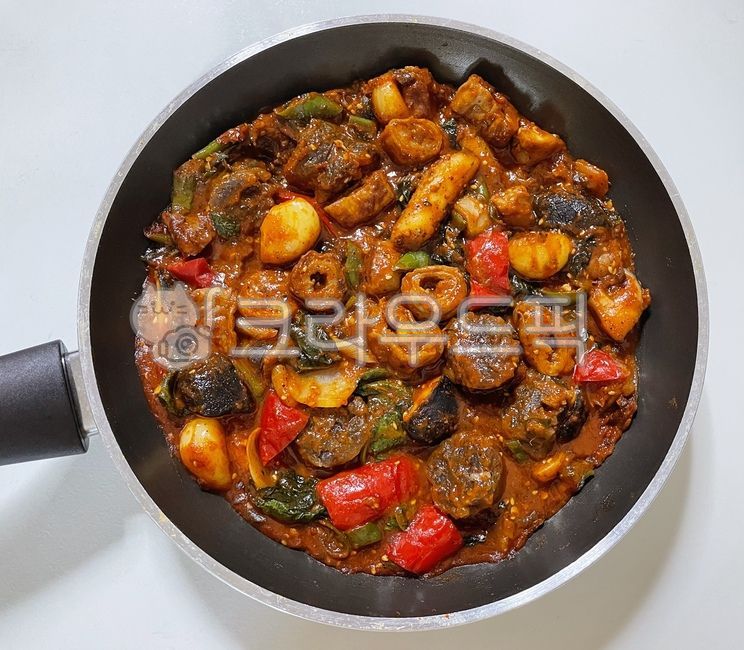 Spicy,Stirfried tripe,vegetable,Stirfried Sundae Gopchang,stirfried dishes,whole garlic,ingredients,cooking,frying pan,spicy food,sundae,mushroom,garlic,Stirfried Sundae,Gopchang,cook,Stirfried seasoned sundae,spicy,food,meal,Tteoksari,paprika,dish,Stirfr