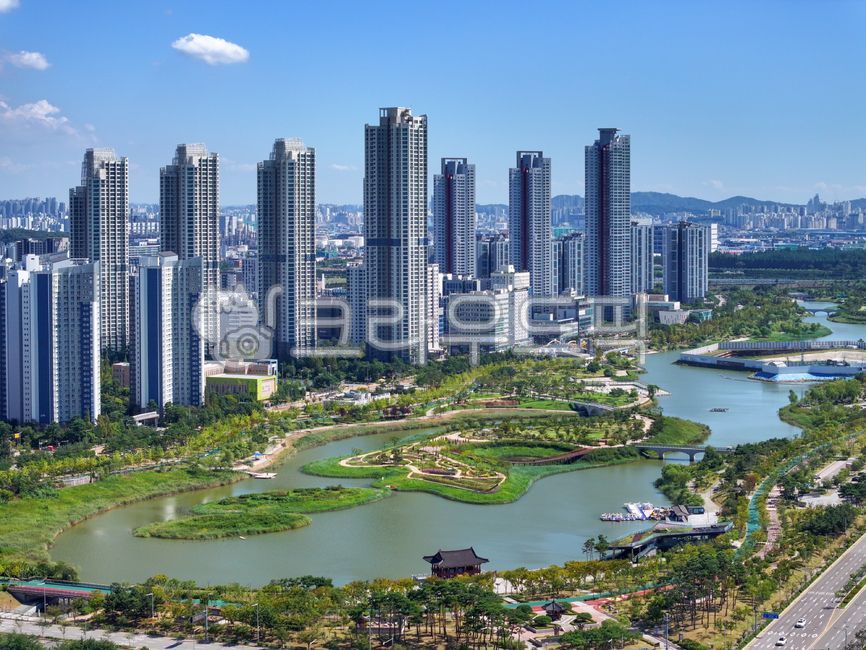 청라호수공원,청라국제도시,청라동,도시,호수,빌딩,아파트,주거지역,물,공원,하늘,파란,녹색,여름,인천시,건물,건축,도시풍경,도심