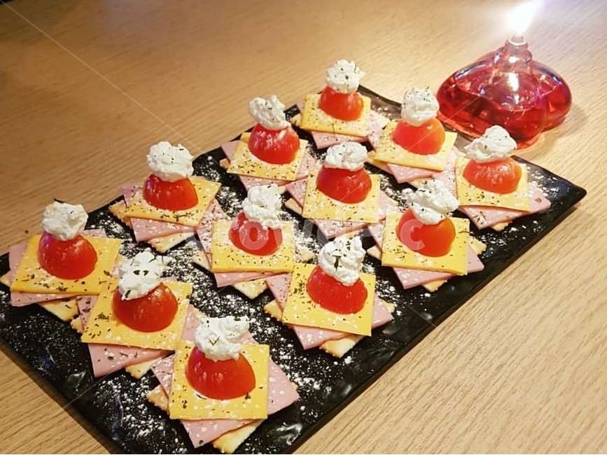 wine snacks,Tomato Dishes,hour,finger food,tomato,leave work,class,dinner,Finger dishes,wine,spare