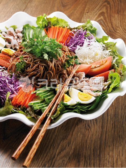 춘천막국수,막국수,요리,음식,샐러드,야채,적가락,쟁반,접시,그릇,chuncheonmakguksu,makguksu,cooking,salad,vegetables,redpeppers,trays,dishes,plates,noodle,국수,food,음식,식재료,요리,food,cook,meal,dishes,food reserves