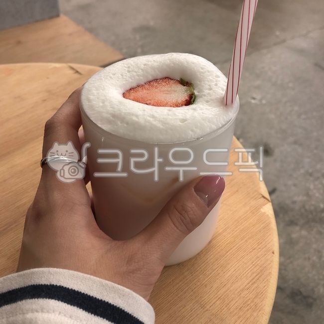 딸기,딸기라떼,라떼,카페,네일,핑크네일,네일아트,반지,손,손가락,컵,cafe,latte,coffee,pink,nail,nailart,cup,ring,분홍,핑크,빨때