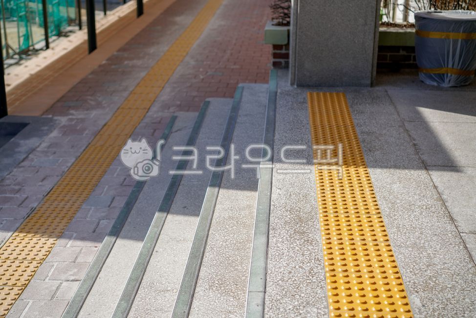 타일,점자블록,점자타일,안전,시각장애인,시각장애,유도타일,노랑,walkway,sidewalk,flooring,바닥,건축학,building,architecture,계단,건물