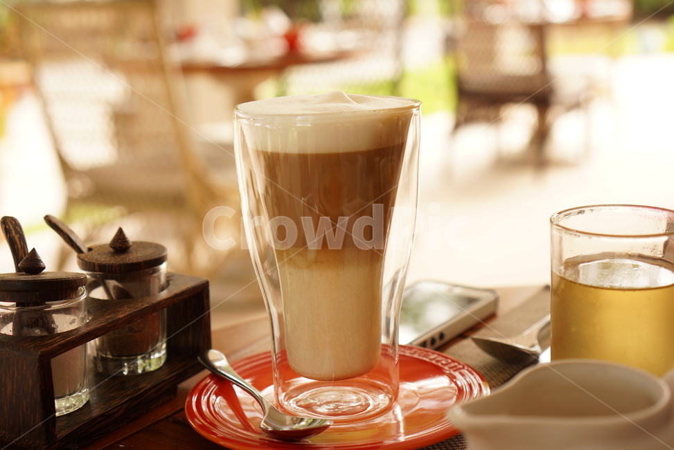 커피,카페,카페라떼,coffee,테이블,커피잔,후식,간식,커피한잔,맛집,플레이팅,cafe,브런치,접시,분위기,감성,햇빛,따뜻한,커피,카페,coffee,cafe,감성,sensible,feeling