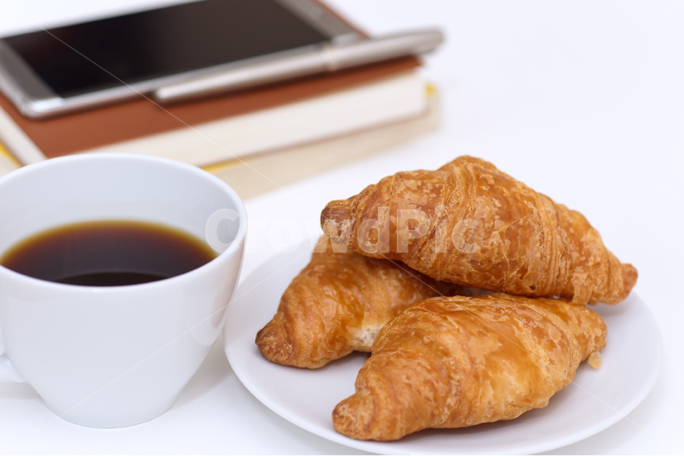 커피,빵,아침식사,컵,커피잔,다이어트,간편한,신선한,점심,점심식사,식사,현대,아침,접시,휴식,상쾌한,간단한,공간,오피스,브런치,하얀,흰,흰색,배경,백그라운드,여백,간식,여유,오브젝트,블랙커피,아메리카노,음식,책,도서,수첩,다이어리,스마트폰,핸드폰,만년필,필기도구,생활,음식,식재료,요리,food,cook,meal,dishes,food reserves,빵,bread,디저트,간식,후식,dessert,snack,커피,카페,coffee,cafe,비즈니스,사업,business,service,work