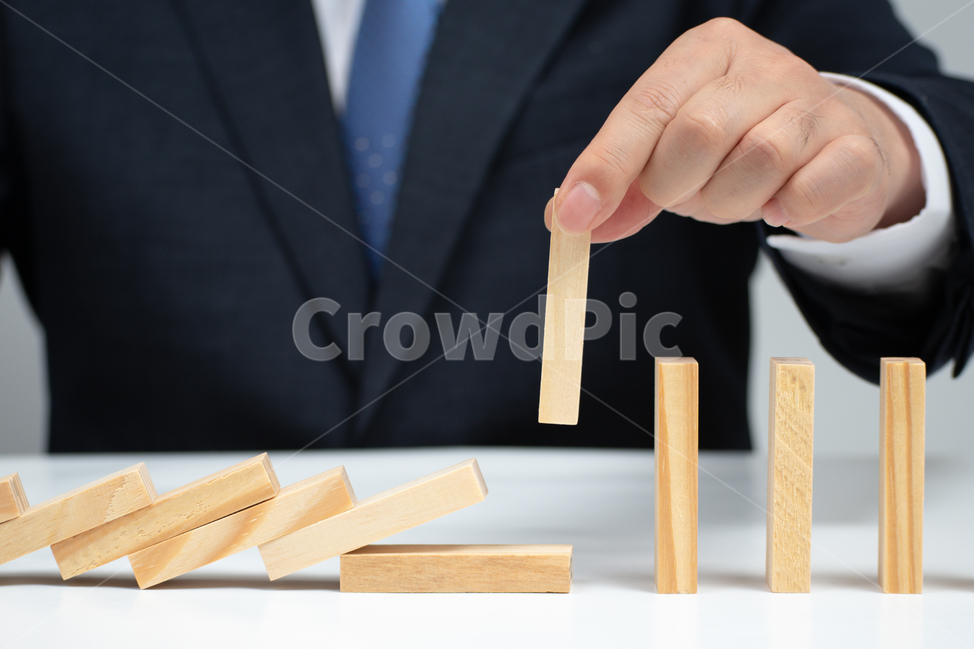 손가락,비즈니스,콘셉트,컨셉,개념,비지니스,손짓,비즈니스맨,남성,남자,비지니스맨,1명,정장,슈트,양복,핸드모션,사업,사업가,손,관리자,경제,손동작,관리,매니저,리스크,risk,위험,차단,나무블럭,리스크관리,비즈니스,사업,business,service,work,연출,컨셉,콘셉,direction,concept