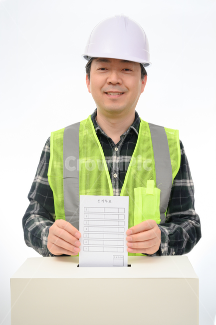 선거,투표,표,선거운동,유권자,주권,권리,의무,기본권,선출,득표,표결,다수결,투표용지,정치,정당,민주주의,투표함,선택,국민투표,지방선거,결정,국회의원선거,대통령선거,국민,총선,대선,종이,의사결정,비즈니스맨,여론,평화,넣기,빈,카피스페이스,제도,개념,누끼,남자,남성,1명,한국인,일본인,중국인,아시아인,중년,노동자,찬반투표,근로자,찬성,반대,카피,스페이스,비즈니스