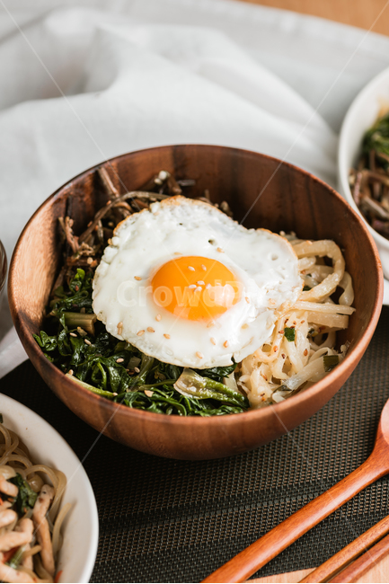 비빔밥,한국전통음식,계란후라이,계란프라이,도라지,고사리,시금치,건강한,웰빙푸드,한식,음식,식재료,요리,food,cook,meal,dishes,food reserves,한식,한국음식,한국요리,korean food,korean dishes,korean meal,korean cook
