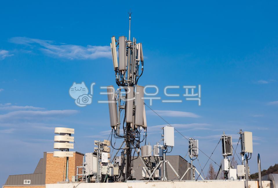 중계기,중계탑,송신탑,전송,안테나,통신,통신탑,통신사,기지국,무선통신,무선중계기,하늘,이동통신,무선,5g,6g,옥상,수신기,송신기,네트워크,인프라,피뢰침,전파