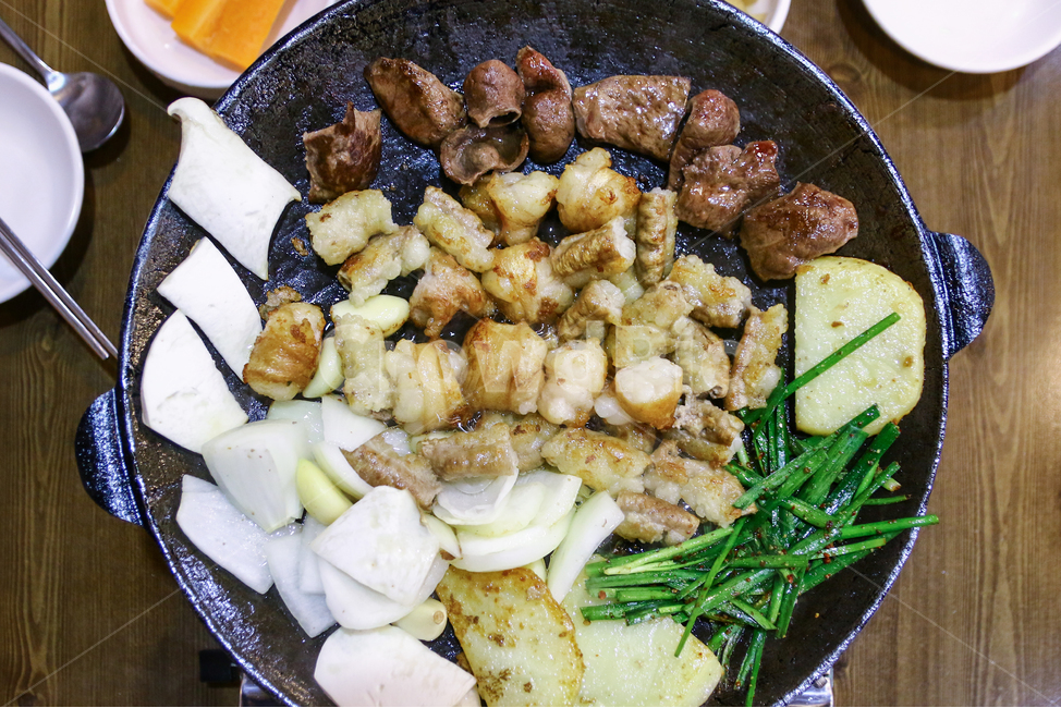 곱창,소곱창,대창,막창,염통,곱창구이,철판구이,외식,회식,곱창집,창자,육류,육식,고기,쫄깃한,고소한,느끼한,기름진,음식,메뉴,요리,상차림,음식점,한국요리,한국음식,맛있는,부추,채소,버섯,식사,음식,식재료,요리,food,cook,meal,dishes,food reserves,한식,한국음식,한국요리,korean food,korean dishes,korean meal,korean cook