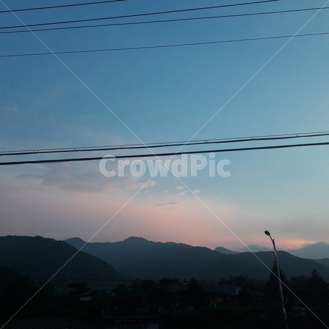 하늘,전깃줄,산,구름,가로등,파랑