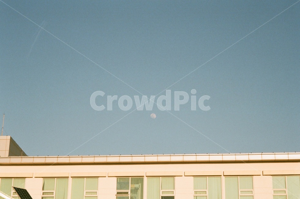 달,낮달,외로움,쓸쓸함,하늘,감성,sensible,feeling,건축물,건물외관,exterior,building,structure,architecture,construction