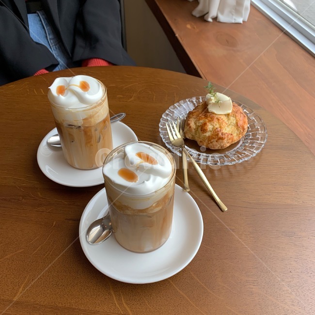 커피,빵,스콘,라떼,컵