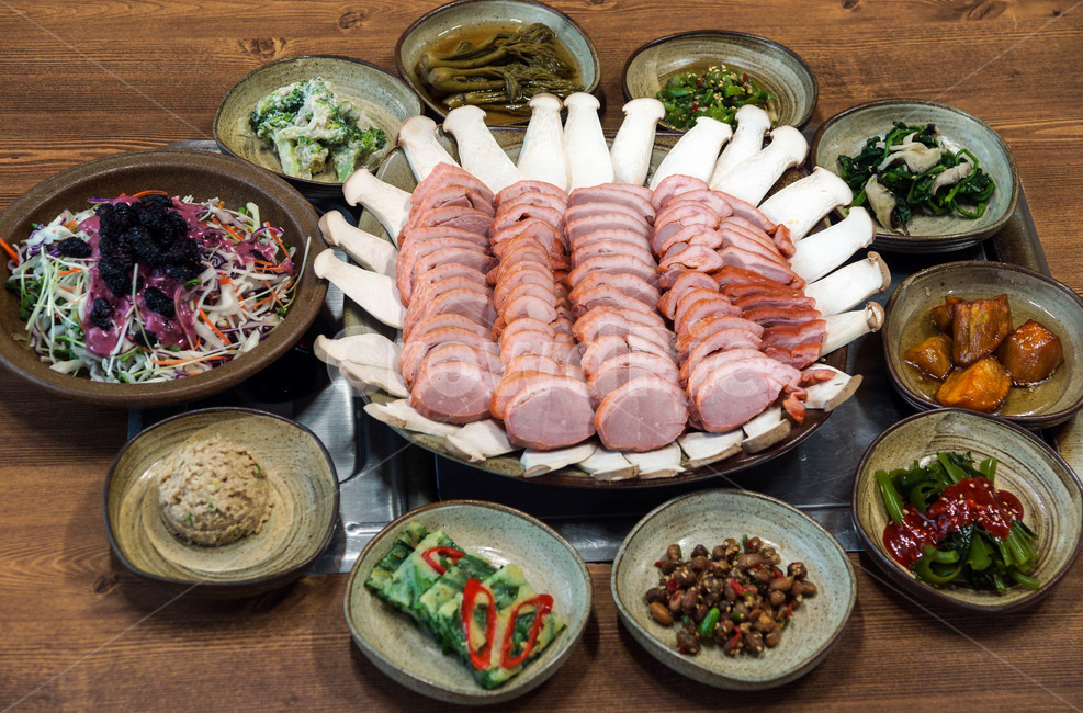 오리훈제,플레이팅,오리고기,저녁식사,버섯,음식,식재료,요리,food,cook,meal,dishes,food reserves,한식,한국음식,한국요리,korean food,korean dishes,korean meal,korean cook