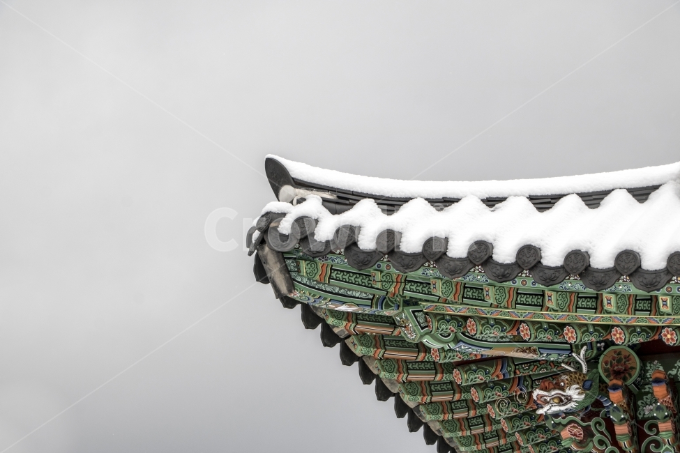 사진,단독사진,디자인,소스,포토,사진자료,배경,배경사진,백그라운드,한국,동양,아시아,접사,근접,자연,겨울,눈,얼음,경치,설경,Landscape,날씨,눈꽃,겨울배경,지붕,사찰,폭설,산,기와,전통지붕,전통기와,풍경,눈풍경,겨울풍경,고궁,절,궁궐,겨울,계절,winter,season,한국전통,한국문화,korean traditional,korean culture
