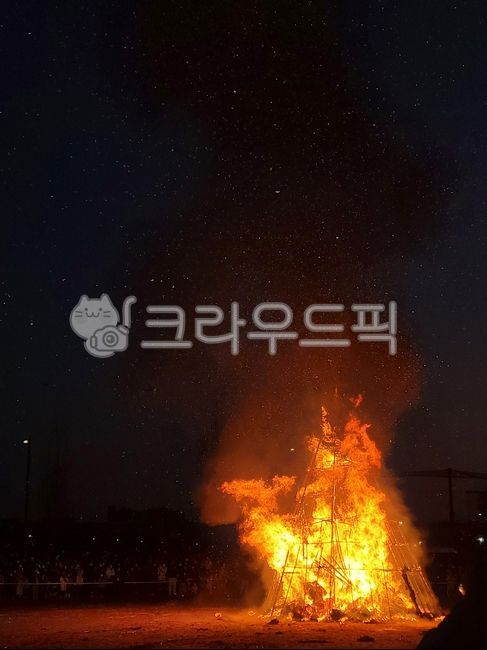 Burning the moon house,traditional culture,Korean culture,tradition,fire,festival,first full moon of the lunar year,full moon,full moon