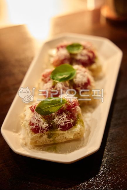 양식,레스토랑,이탈리아,까나페,dessert,디저트,pastry,페이스트리,meal,식사,plate,그릇