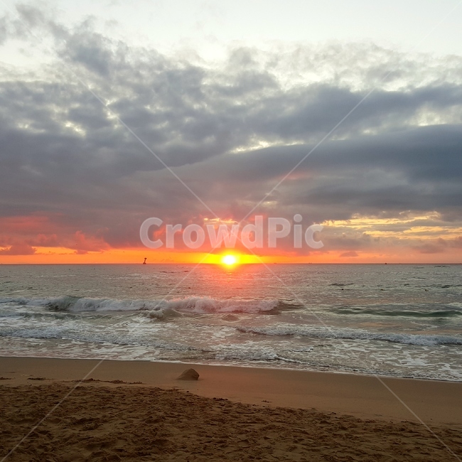 일출,바다,파도,태양,선라이즈,모래,자연,풍경,nature,landscape,해변,바다,beach,sea,outdoors,옥외,dawn,새벽,red sky,붉은 하늘,sunset,일몰,sky,하늘,dusk,황혼