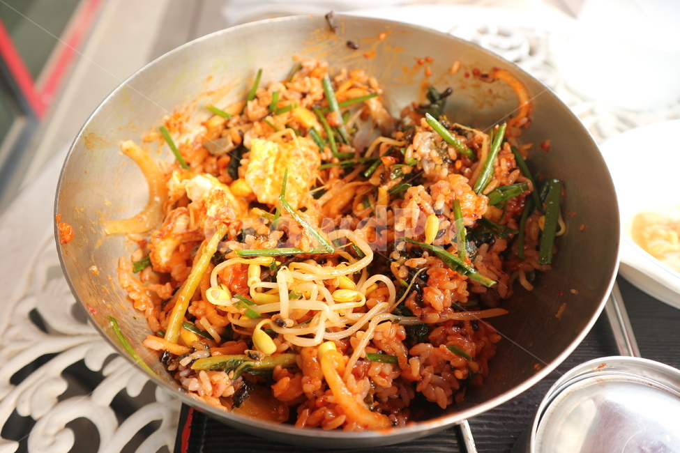 비빔밥,한국음식,한국전통,한식,건강식,채소,야채,음식,요리,곡류,곡식,식재료,계란,쌀,한국전통음식,건강,고추,고추장,매운음식,매운맛,korea,koreanfood,bibimbap,healthydiet,healthy,food,cooking,fruit,egg,koreanmeal,koreancook,자연식,제철,제철음식,김가루,계란후라이,콩나물무침,시금치,무김치,참기름,전통음식,건강식품,채식,채식식단,채식주의자,베지테리언,채식주의식단,건강음식