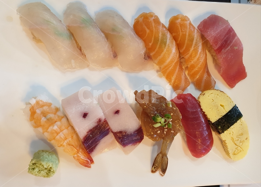 일식,스시,초밥,연어초밥,연어,음식,식재료,참치초밥,타마고,푸드,겨자,일본음식,일본요리,일본초밥,수산물,해산물,참치,새우,새우초밥,food,cook,meal,dishes,sushi,seafood,fisheryproducts,foodreserves,japanesefood,japanesedishes,japanesemeal,japanesecook