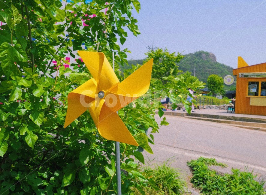 바람개비,풀,하늘,노란색,풍경,자연,색감,사물,물건,오브젝트,thing,object,matter