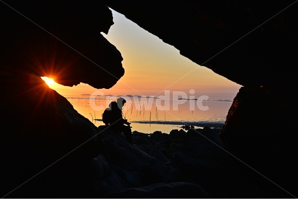 nature,자연,outdoors,옥외,sea,바다,water,물,ocean,대양,shoreline,해안선,coast,연안,영광,백수,백수해변,해변,해식동굴,일몰,황혼,light,빛,flare,플레어,cave,동굴,사람,인간